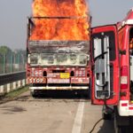 समृद्धी महामार्गावर धावत्या आयशरला आग; मोठी दुर्घटना टळली