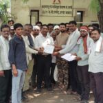 २०० संतप्त शेतकऱ्यांचा सब-स्टेशनवर धडक मोर्चा; अधिकाऱ्यांची उडवाउडवीची उत्तरे