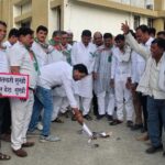 लोणार मध्ये कांग्रेस पक्षाच्यावतीने कर्जमाफीचा जीआरची करण्यात आली होळी